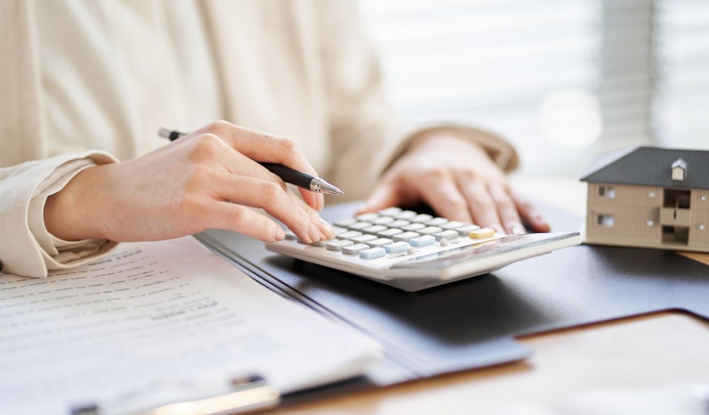 woman-calculating-commercial-real-estate-insurance