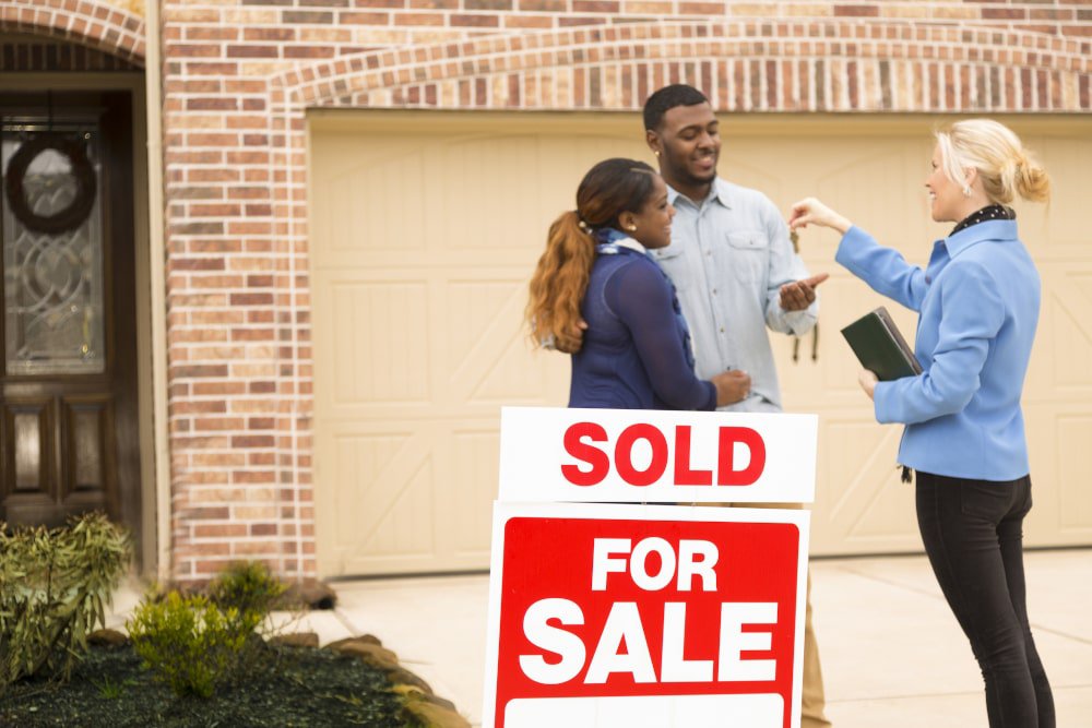 couple-gets-keys-from-their-new-home
